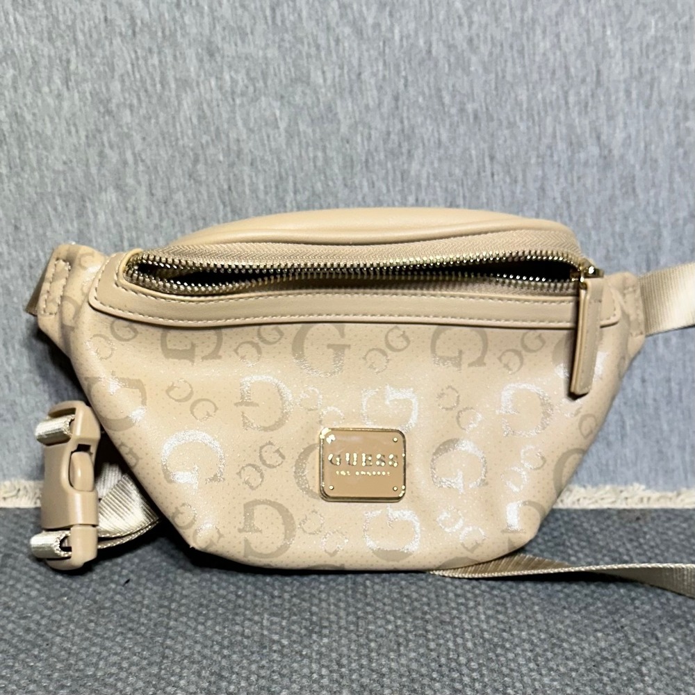 Street wear Guess LA Beige Logo Print Waist Bag Fanny Pack Tan Gold Tone Plaque